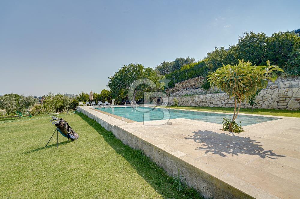 Urla'da 3.110 m² İçinde Eşsiz Taş Malikâne | Konut & Ticari Potansiyel
