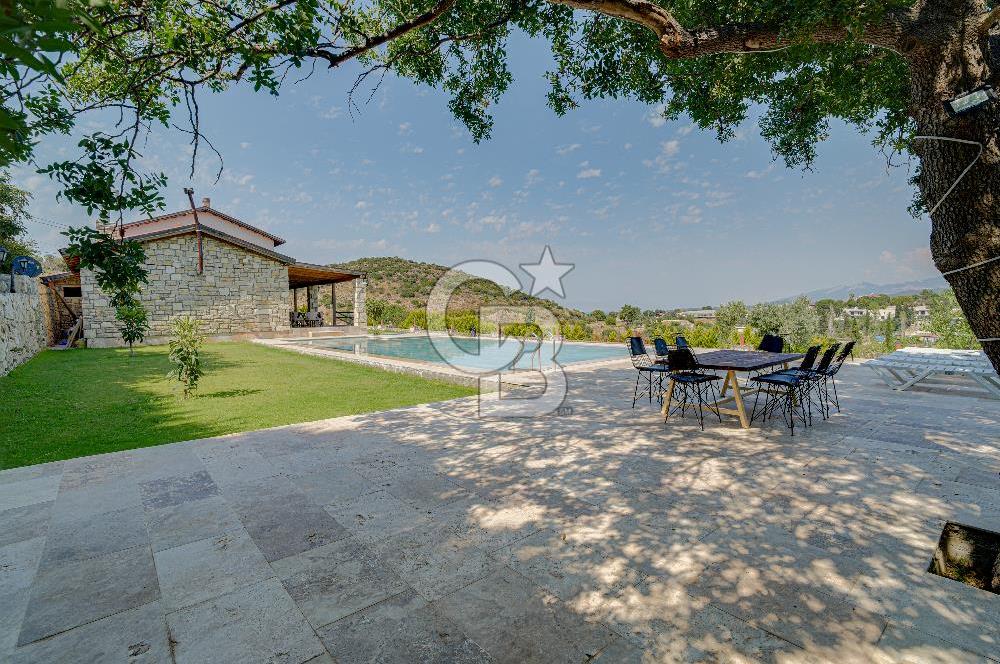 Urla'da 3.110 m² İçinde Eşsiz Taş Malikâne | Konut & Ticari Potansiyel