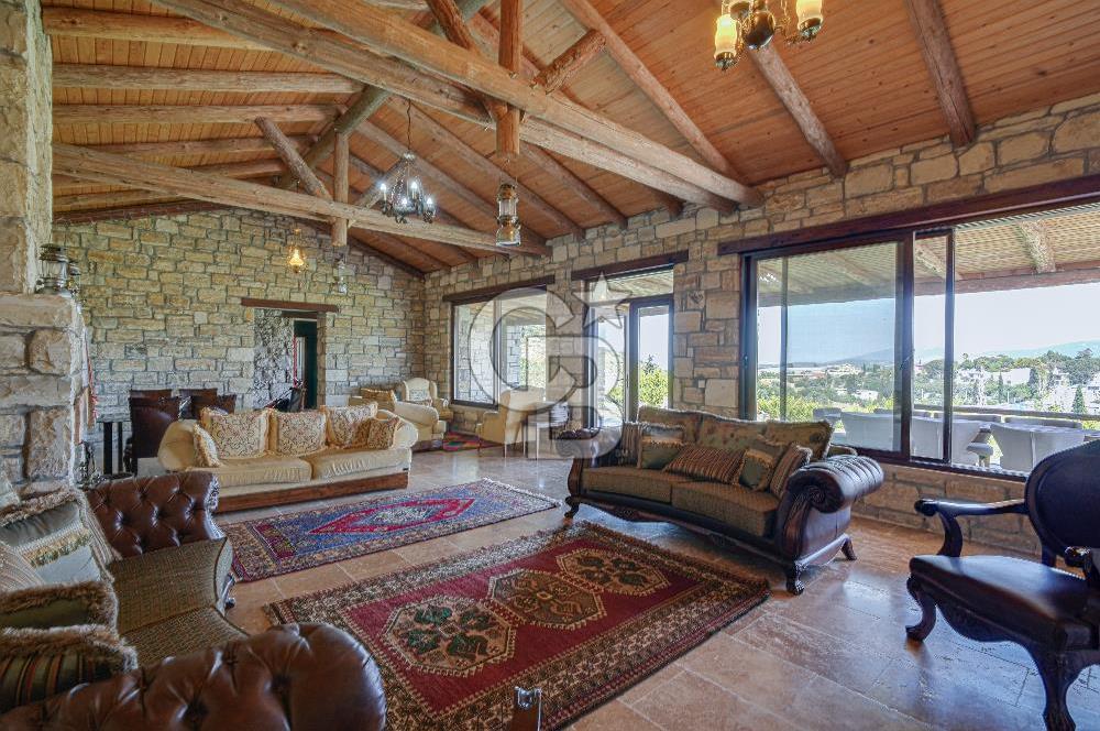 Urla'da 3.110 m² İçinde Eşsiz Taş Malikâne | Konut & Ticari Potansiyel