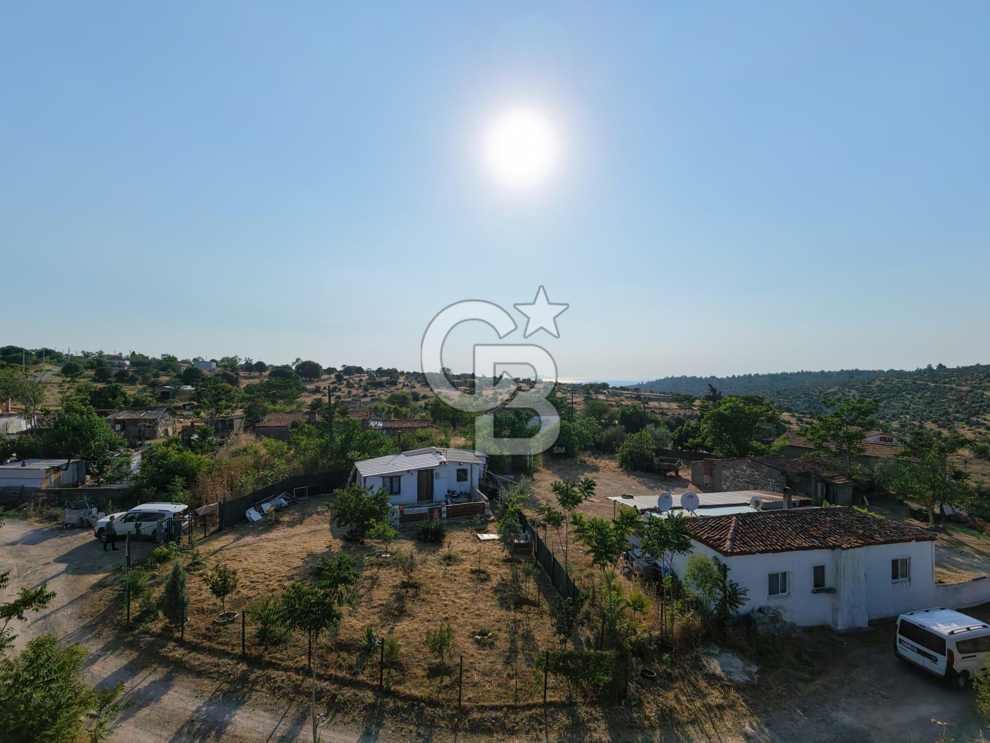 EZİNE KARADAĞ KÖYÜNDE YAPI KAYIT BELGELİ 375 M2 ARSA İÇERİSİNDE SATILIK KÖYEVİ FIRSAT PORTFÖY