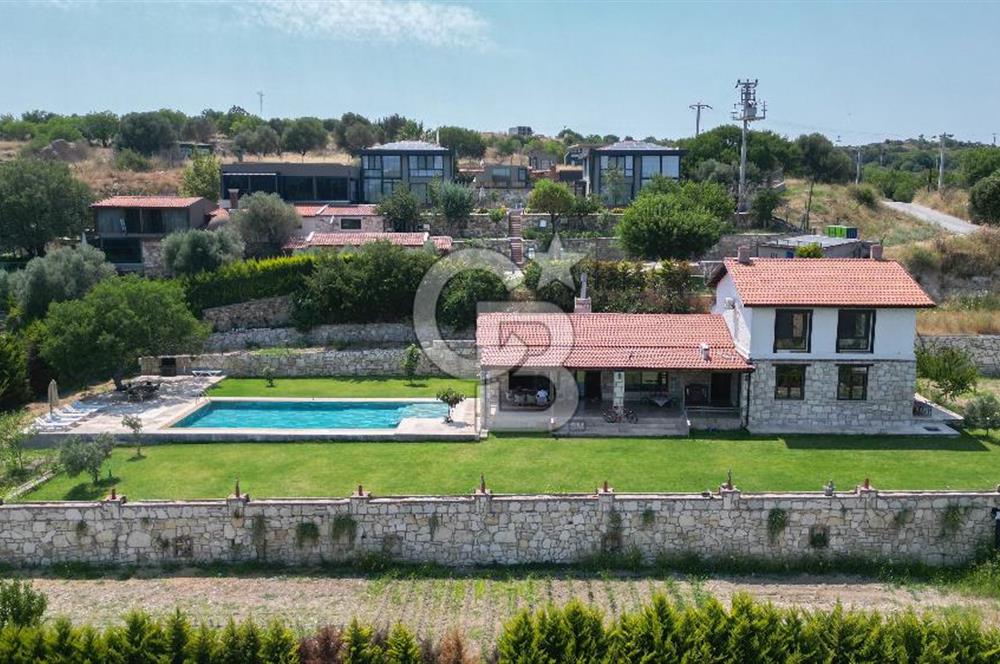 Urla'da 3.110 m² İçinde Eşsiz Taş Malikâne | Konut & Ticari Potansiyel