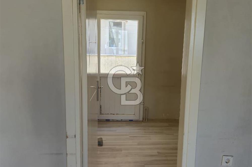 Seferihisar Merkezde Pazara ve Çarşıya Yürüme Mesafesinde 12m² Bahçe Teraslı,