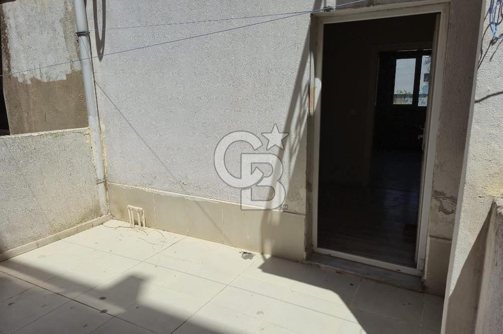 Seferihisar Merkezde Pazara ve Çarşıya Yürüme Mesafesinde 12m² Bahçe Teraslı,
