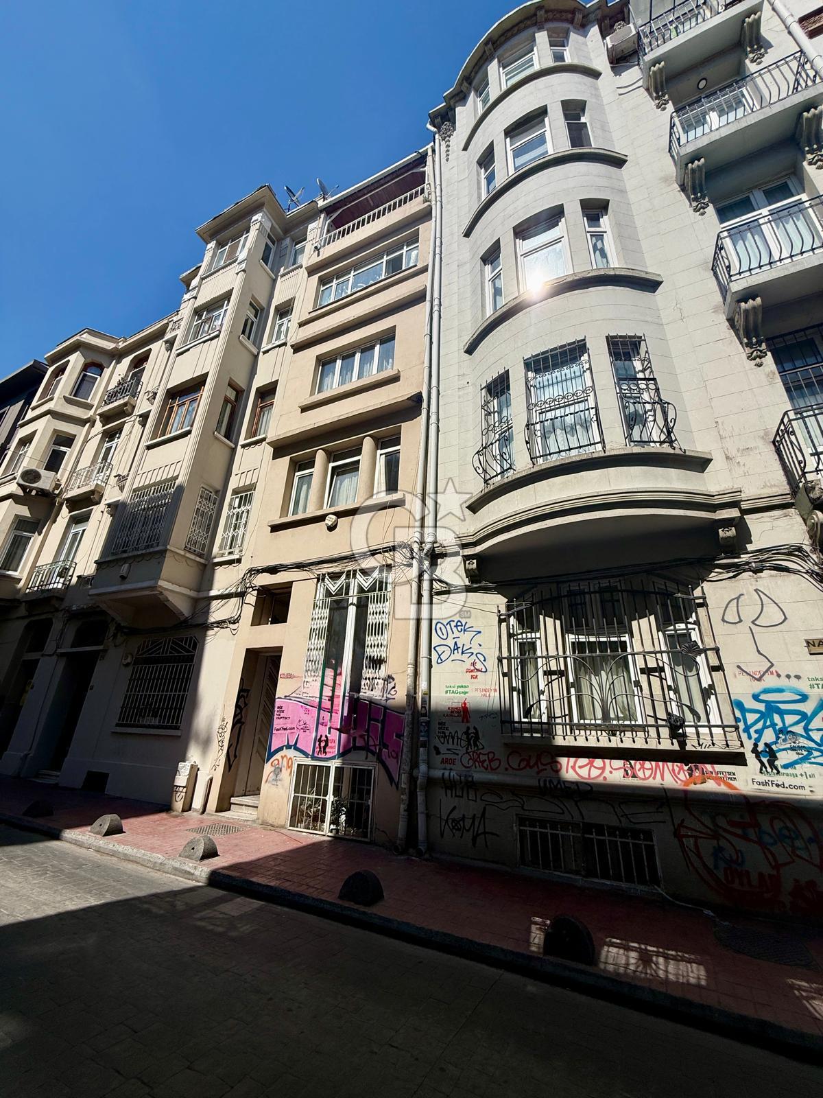 Cihangir'de Satılık 1+1 Daire