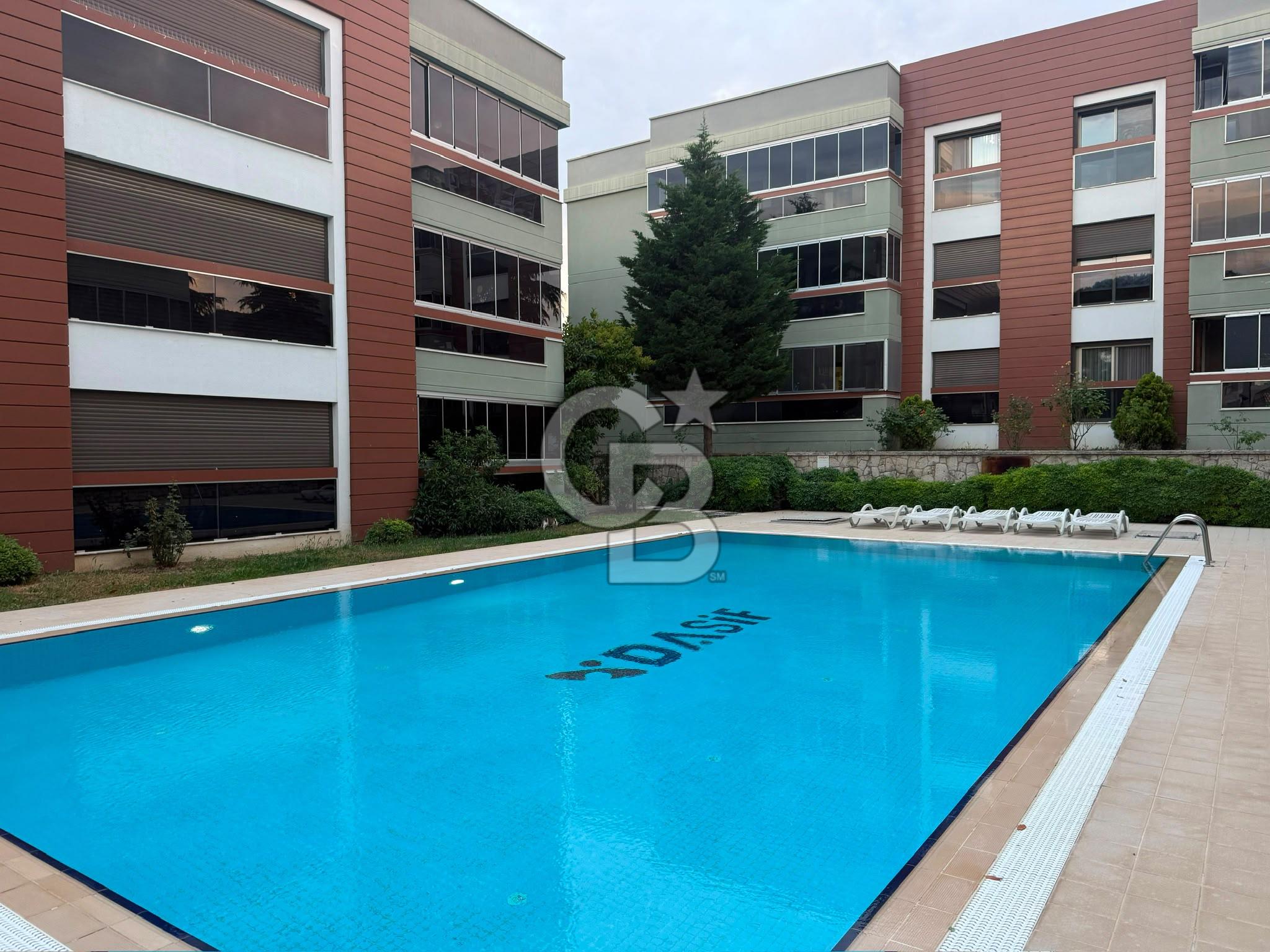 Gaziemirde Havuzlu Sitede 181 m² Geniş Kullanım Alanlı 3+1 Daire