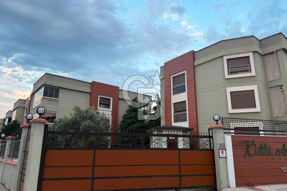 Gaziemirde Havuzlu Sitede 181 m² Geniş Kullanım Alanlı 3+1 Daire