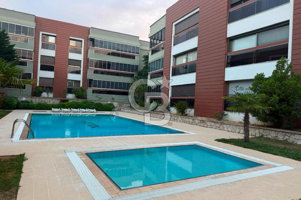Gaziemirde Havuzlu Sitede 181 m² Geniş Kullanım Alanlı 3+1 Daire