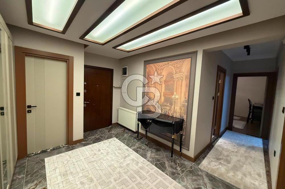Gaziemirde Havuzlu Sitede 181 m² Geniş Kullanım Alanlı 3+1 Daire