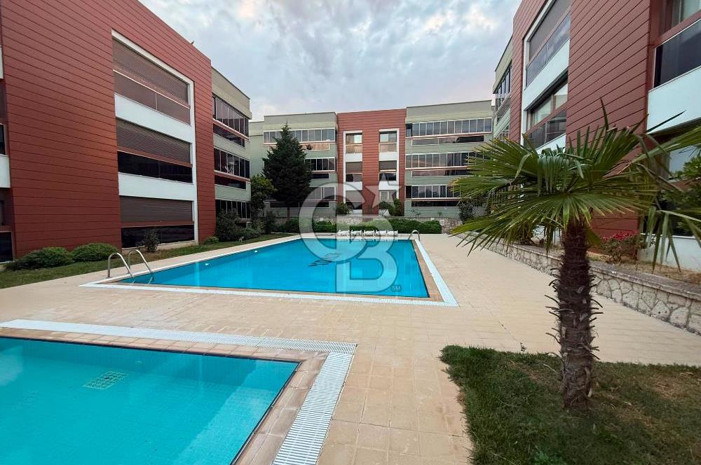 Gaziemirde Havuzlu Sitede 181 m² Geniş Kullanım Alanlı 3+1 Daire