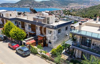 FOÇA BURUNUCUNDA DENİZ MANZARALI TERASLI ŞÖMİNELİ 3+1 LÜKS VİLLA
