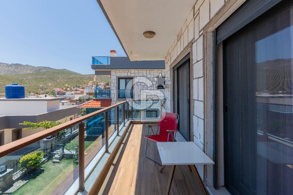 FOÇA BURUNUCUNDA DENİZ MANZARALI TERASLI ŞÖMİNELİ 3+1 LÜKS VİLLA