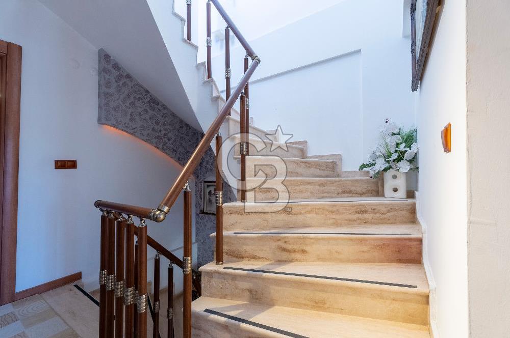 FOÇA BURUNUCUNDA DENİZ MANZARALI TERASLI ŞÖMİNELİ 3+1 LÜKS VİLLA