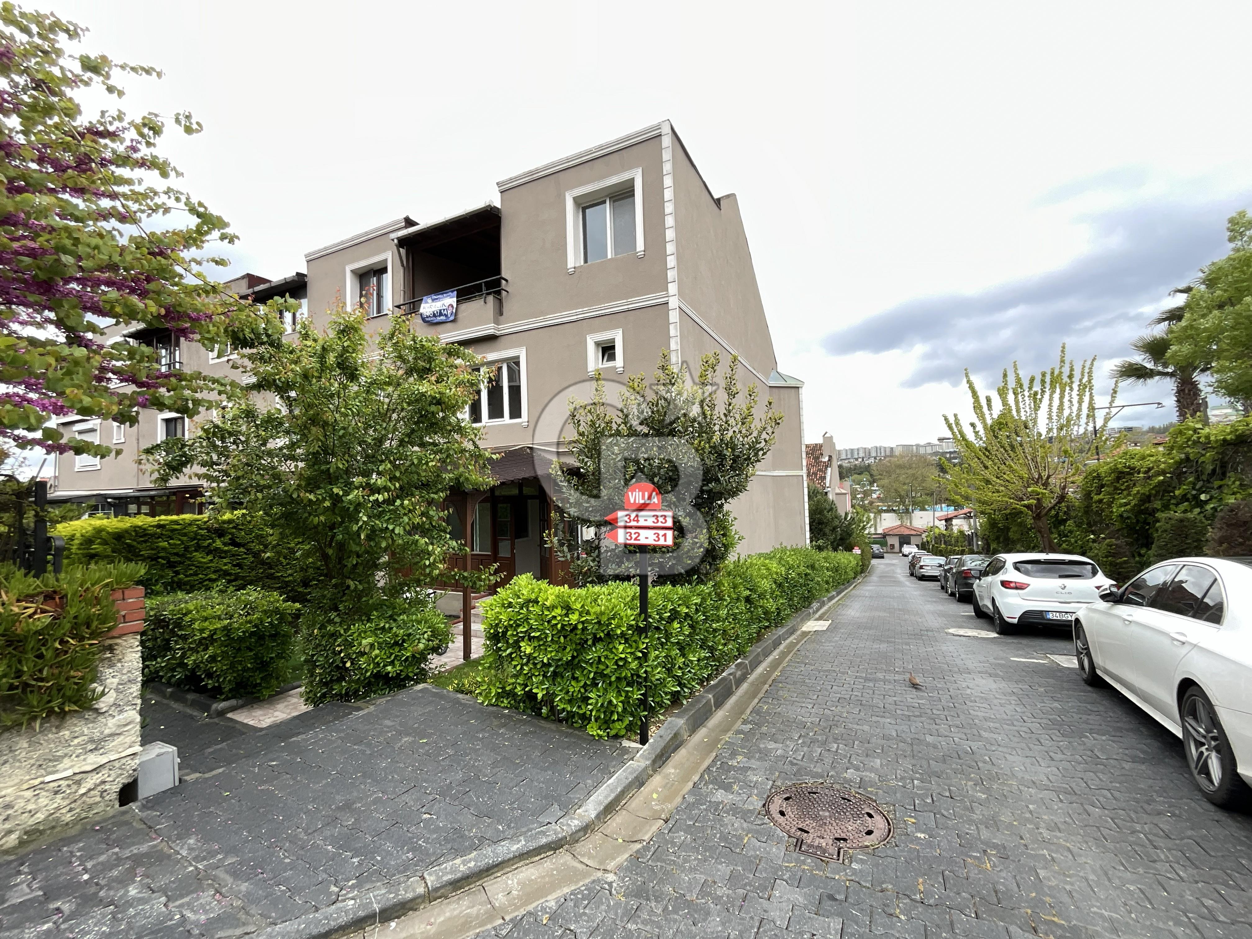 Esenkent'te Havuzlu Sitede Kiralık Geniş Villa