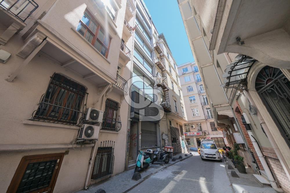 BEYOĞLU ASMALIDA CD ÜZERİ YANGIN MERDİVENLİ KİRALIK TİCARİ BİNA