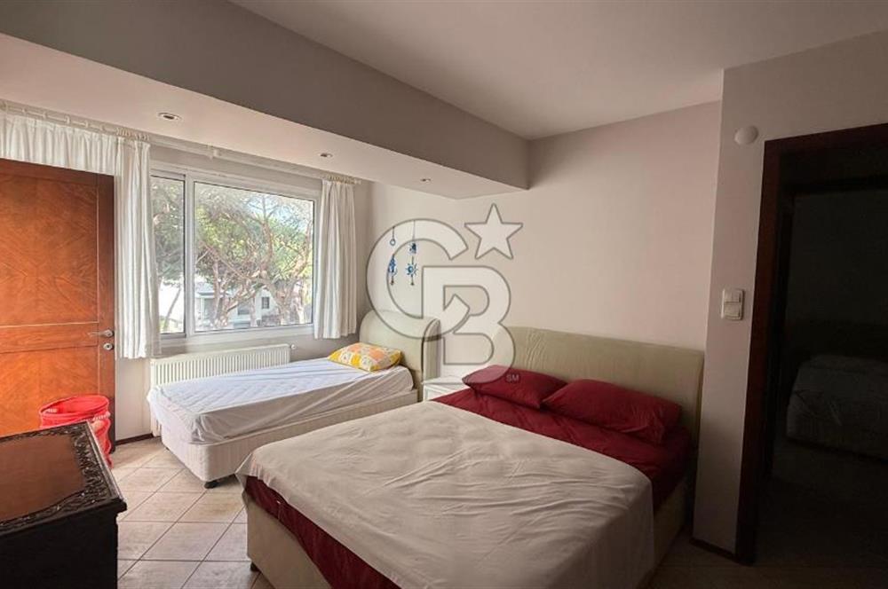 Çeşme Boyalıkta Denize Sıfır,Havuzlu,Plajlı Lüks Dubleks 3+1