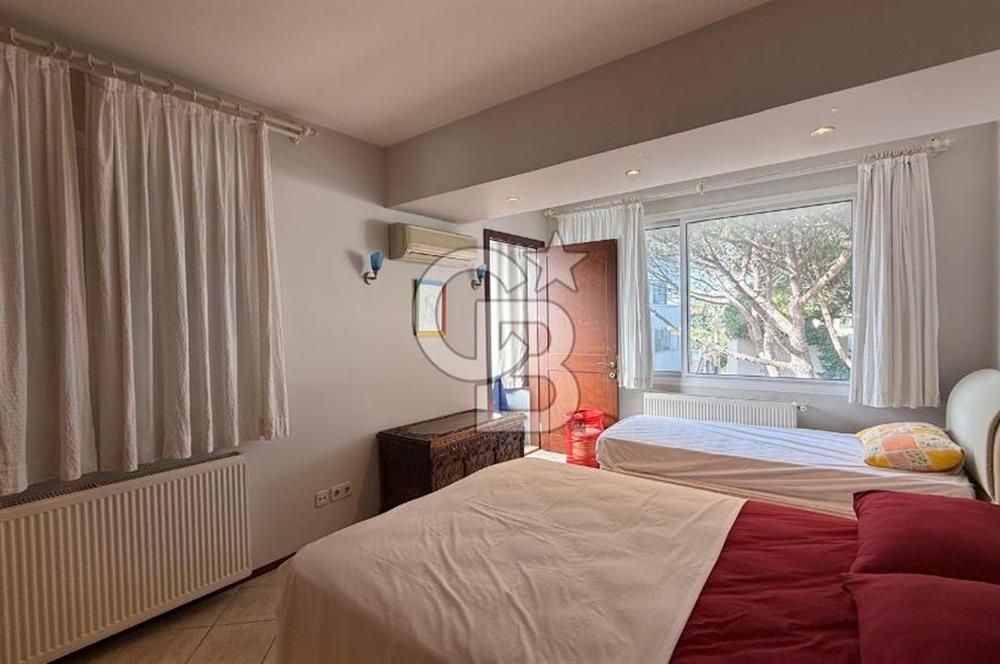 Çeşme Boyalıkta Denize Sıfır,Havuzlu,Plajlı Lüks Dubleks 3+1