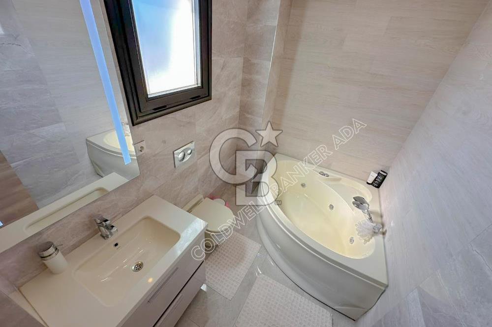 Kuşadası Terrace Ada Sitesi'nde Panoramik Deniz Manzaralı Satılık 3+1 Lüks Daire