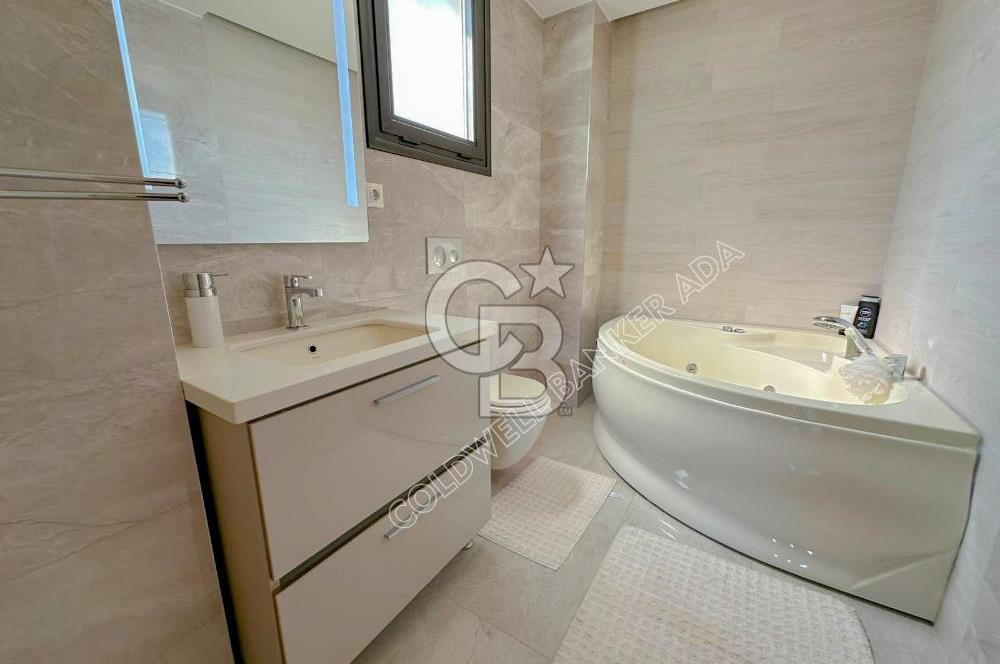 Kuşadası Terrace Ada Sitesi'nde Panoramik Deniz Manzaralı Satılık 3+1 Lüks Daire