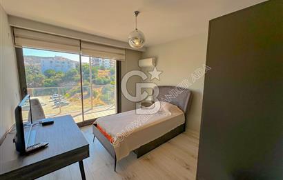 Kuşadası Terrace Ada Sitesi'nde Panoramik Deniz Manzaralı Satılık 3+1 Lüks Daire
