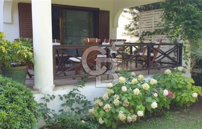 ÇEŞME ALAÇATI'DA MERKEZE ÇOK YAKIN EŞYALI KİRALIK MÜSTAKİL VİLLA
