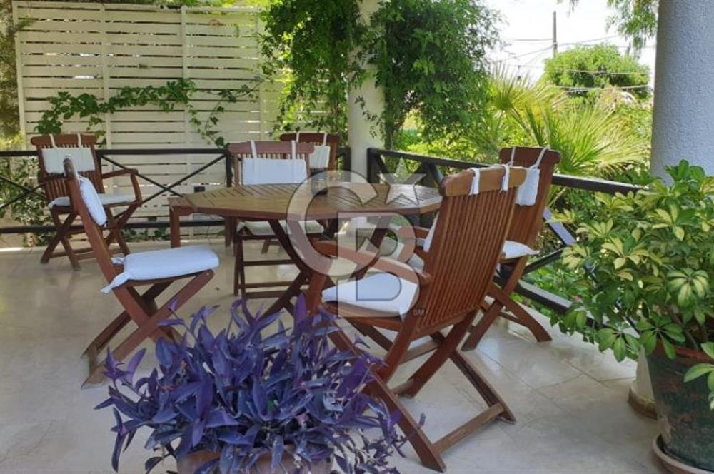 ÇEŞME ALAÇATI'DA MERKEZE ÇOK YAKIN EŞYALI KİRALIK MÜSTAKİL VİLLA