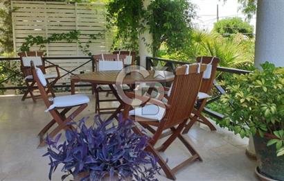 ÇEŞME ALAÇATI'DA MERKEZE ÇOK YAKIN EŞYALI KİRALIK MÜSTAKİL VİLLA