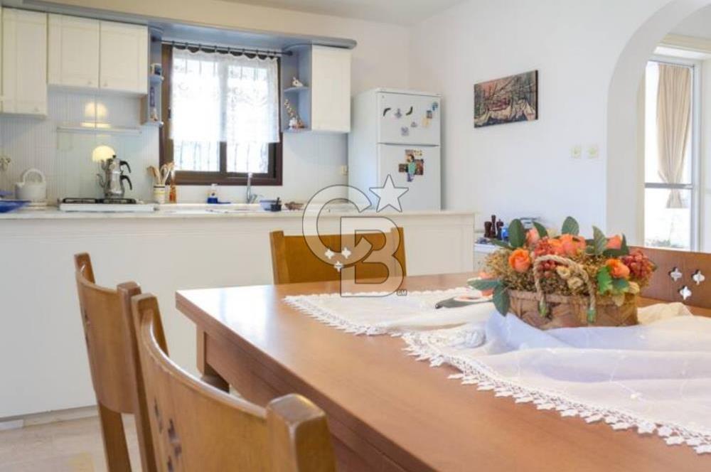 ÇEŞME ALAÇATI'DA MERKEZE ÇOK YAKIN EŞYALI KİRALIK MÜSTAKİL VİLLA