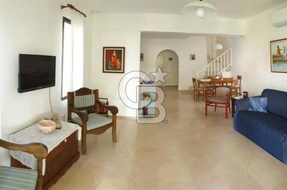 ÇEŞME ALAÇATI'DA MERKEZE ÇOK YAKIN EŞYALI KİRALIK MÜSTAKİL VİLLA