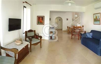 ÇEŞME ALAÇATI'DA MERKEZE ÇOK YAKIN EŞYALI KİRALIK MÜSTAKİL VİLLA