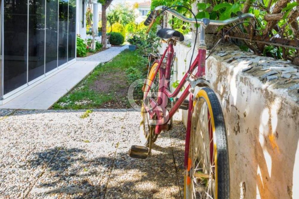 ÇEŞME ALAÇATI'DA MERKEZE ÇOK YAKIN EŞYALI KİRALIK MÜSTAKİL VİLLA