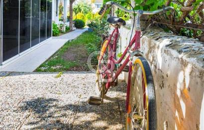 ÇEŞME ALAÇATI'DA MERKEZE ÇOK YAKIN EŞYALI KİRALIK MÜSTAKİL VİLLA