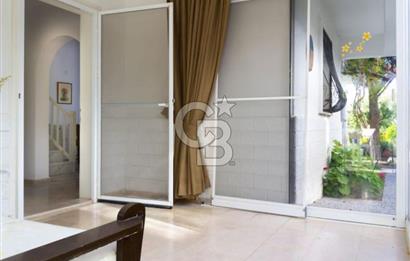 ÇEŞME ALAÇATI'DA MERKEZE ÇOK YAKIN EŞYALI KİRALIK MÜSTAKİL VİLLA