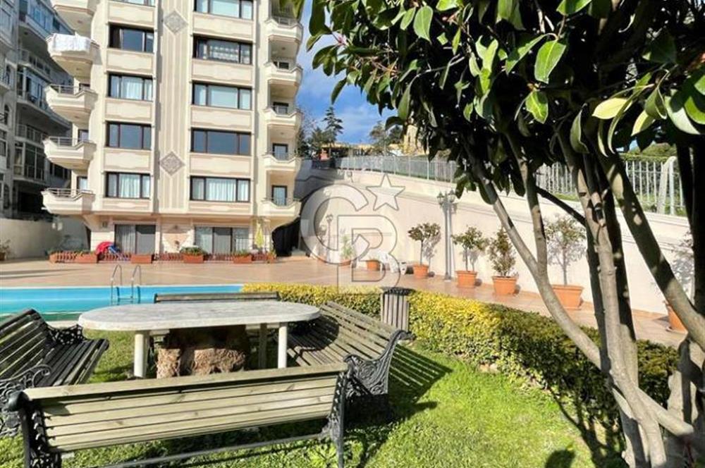Avcılarda Deniz Manzaralı Havuzlu Geniş ve Ferah 4+1 Daire