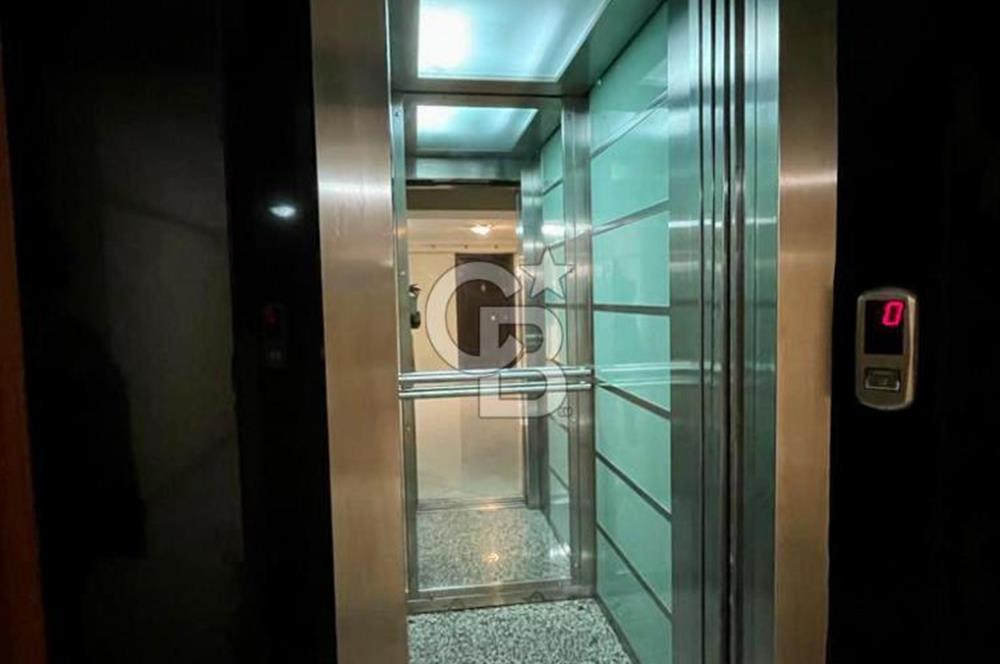 Avcılarda Deniz Manzaralı Havuzlu Geniş ve Ferah 4+1 Daire
