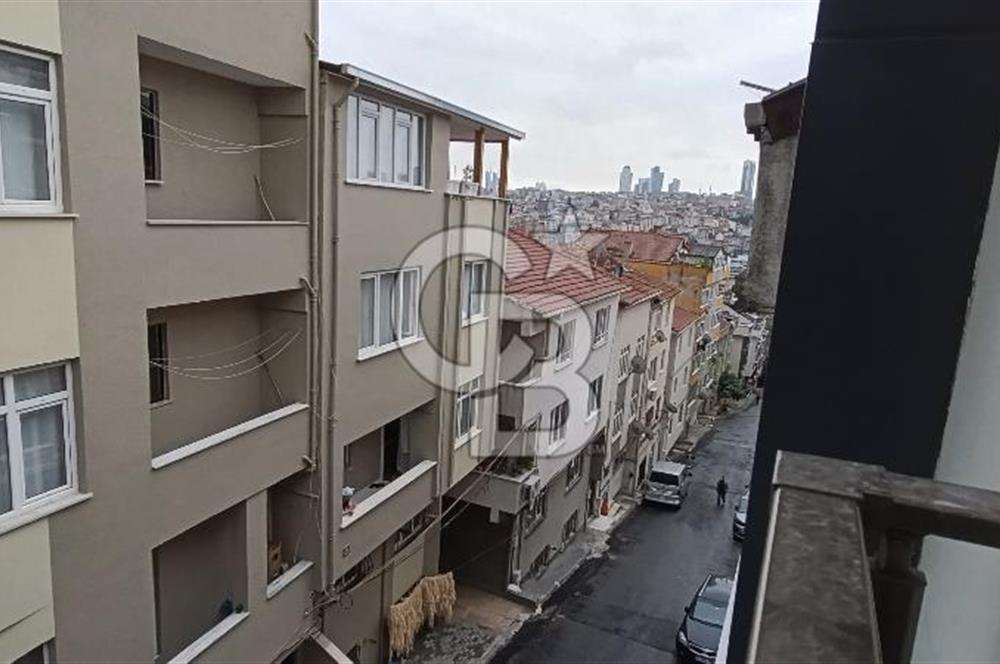 Kağıthane Nurtepe'de Satılık 4+2 Geniş Çatı Dubleksi
