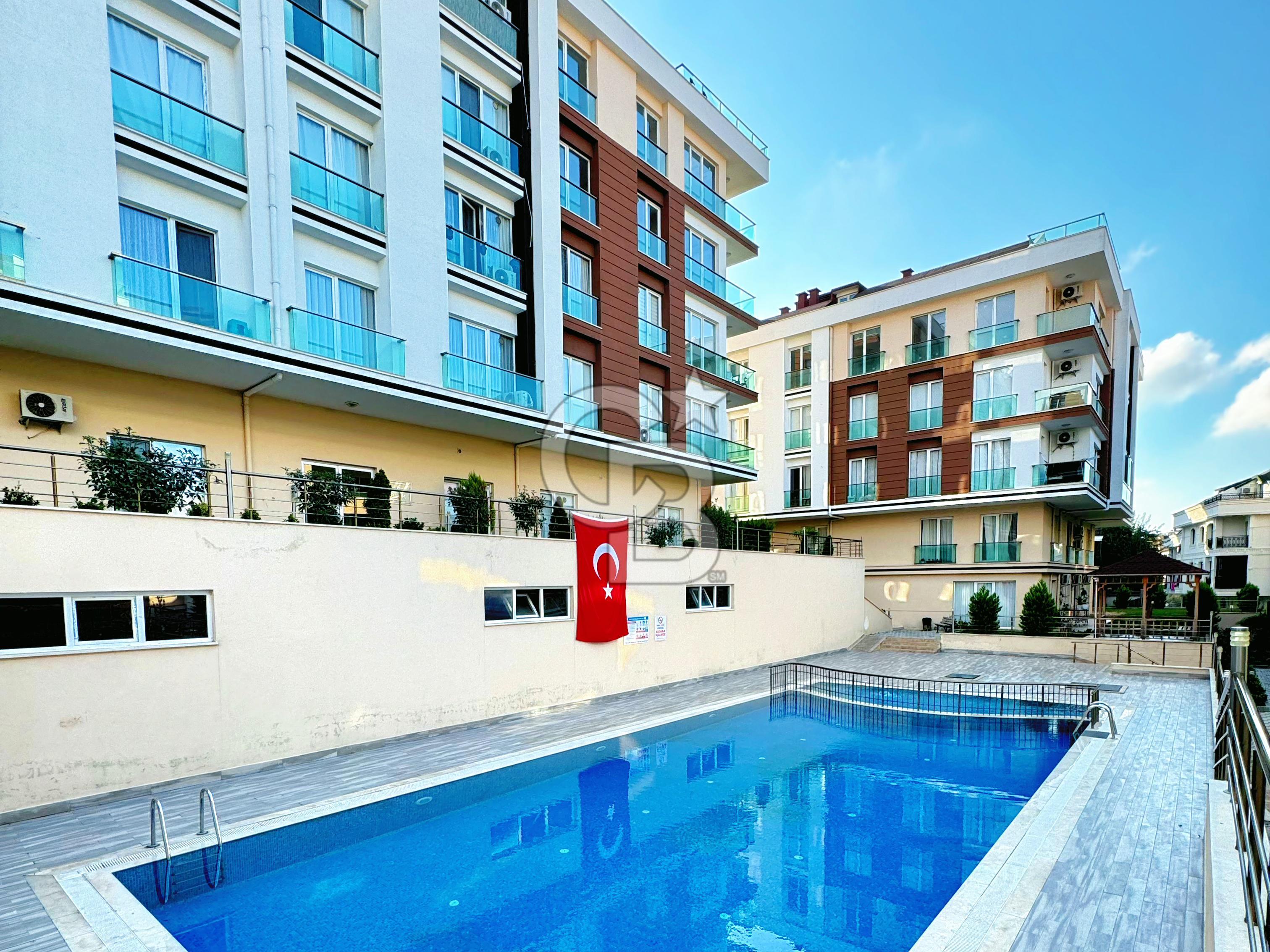 BEYLİKDÜZÜ ŞEHRİ BEYAZ 2 SİTESİNDE MÜSTAKİL BAHÇELİ 4+1 SATILIK