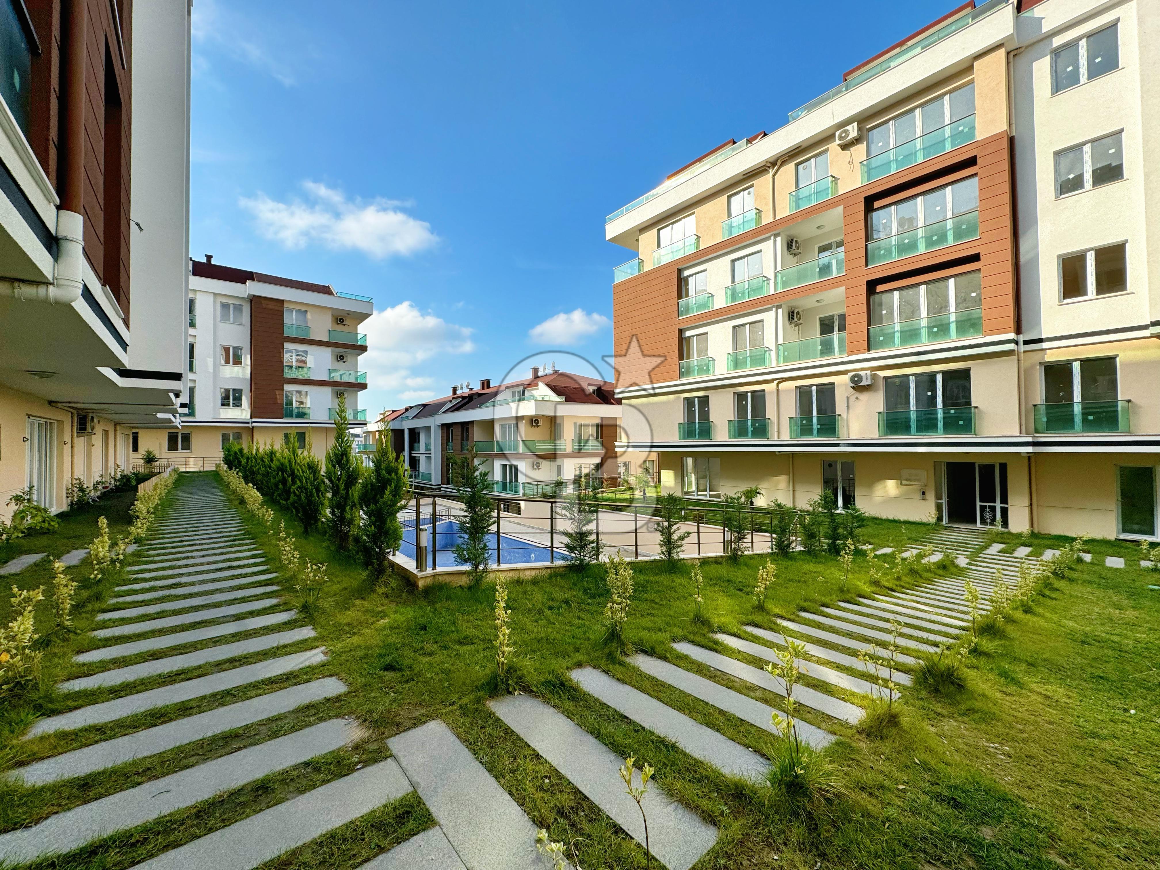 BEYLİKDÜZÜ ŞEHRİ BEYAZ 2 SİTESİNDE 4+1 SATILIK