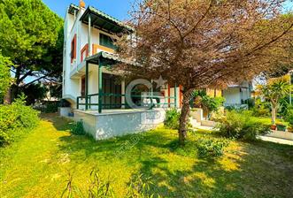 Kuşadası Soğucak'ta Sahile 5-6 Dakikalık Yürüme Mesafesinde Geniş Bahçeli  Ege Villası - 2 - 358701