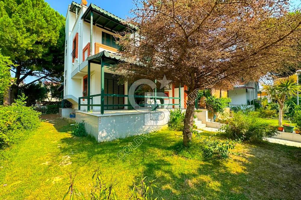 Kuşadası Soğucak'ta Sahile 5-6 Dakikalık Yürüme Mesafesinde Geniş Bahçeli  Ege Villası
