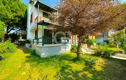 Kuşadası Soğucak'ta Sahile 5-6 Dakikalık Yürüme Mesafesinde Geniş Bahçeli  Ege Villası