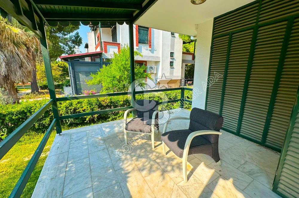 Kuşadası Soğucak'ta Sahile 5-6 Dakikalık Yürüme Mesafesinde Geniş Bahçeli  Ege Villası