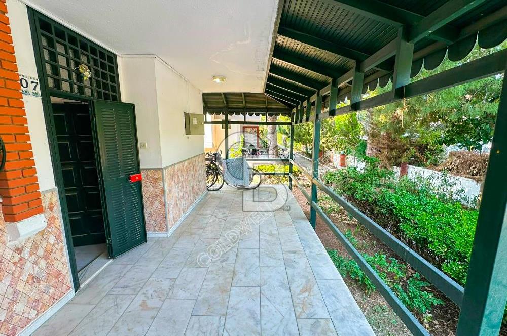 Kuşadası Soğucak'ta Sahile 5-6 Dakikalık Yürüme Mesafesinde Geniş Bahçeli  Ege Villası