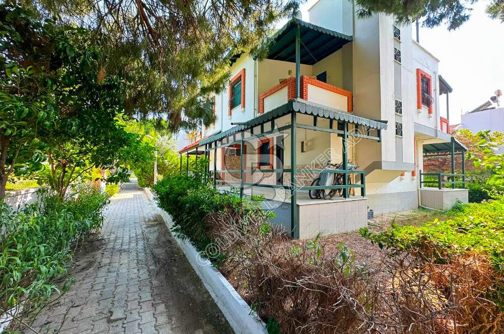 Kuşadası Soğucak'ta Sahile 5-6 Dakikalık Yürüme Mesafesinde Geniş Bahçeli  Ege Villası