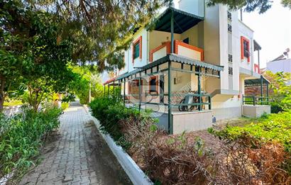 Kuşadası Soğucak'ta Sahile 5-6 Dakikalık Yürüme Mesafesinde Geniş Bahçeli  Ege Villası