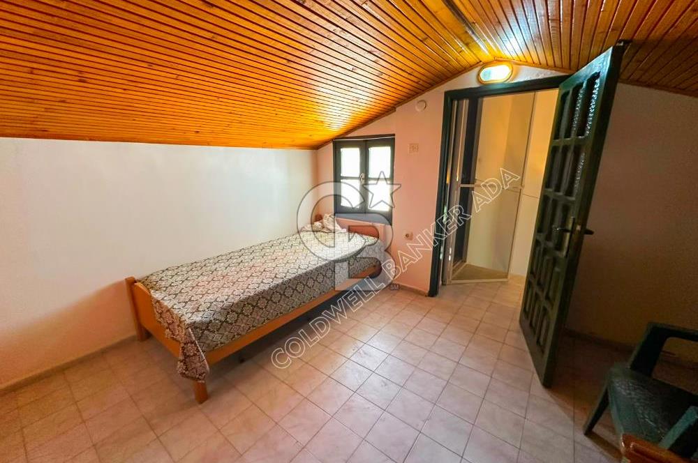 Kuşadası Soğucak'ta Sahile 5-6 Dakikalık Yürüme Mesafesinde Geniş Bahçeli  Ege Villası