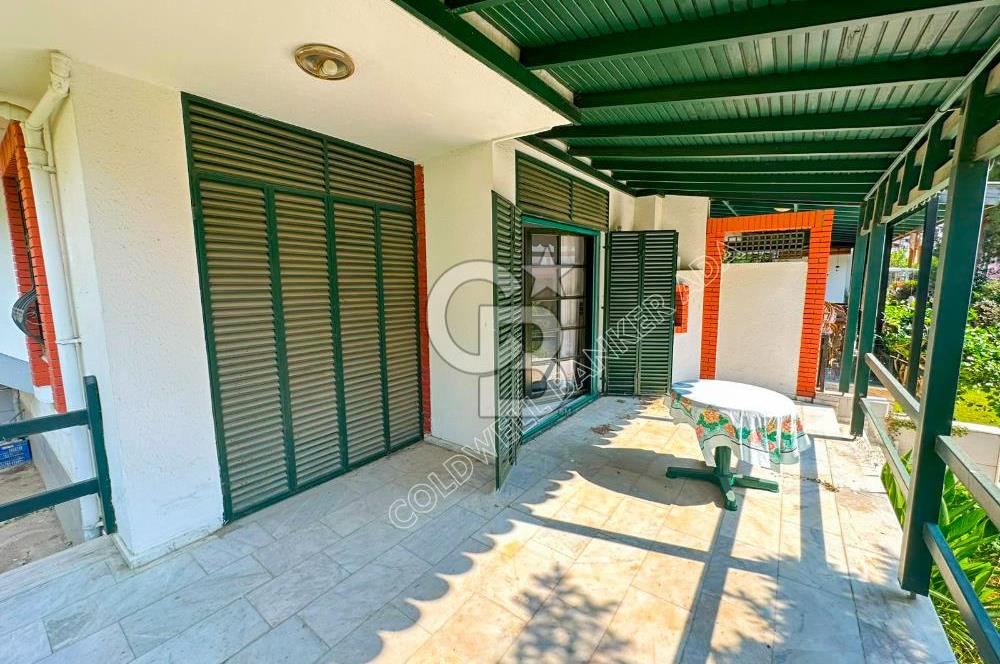 Kuşadası Soğucak'ta Sahile 5-6 Dakikalık Yürüme Mesafesinde Geniş Bahçeli  Ege Villası