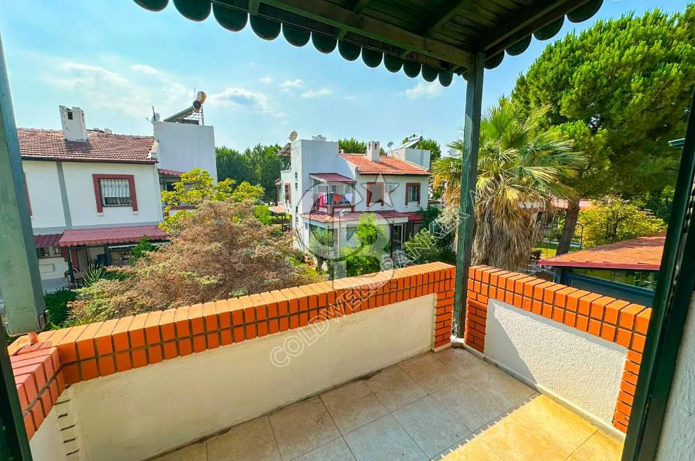 Kuşadası Soğucak'ta Sahile 5-6 Dakikalık Yürüme Mesafesinde Geniş Bahçeli  Ege Villası