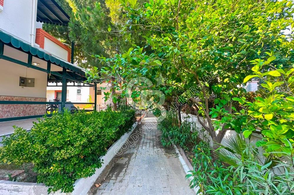 Kuşadası Soğucak'ta Sahile 5-6 Dakikalık Yürüme Mesafesinde Geniş Bahçeli  Ege Villası