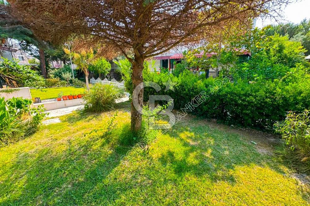 Kuşadası Soğucak'ta Sahile 5-6 Dakikalık Yürüme Mesafesinde Geniş Bahçeli  Ege Villası