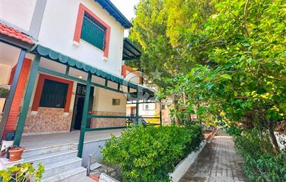 Kuşadası Soğucak'ta Sahile 5-6 Dakikalık Yürüme Mesafesinde Geniş Bahçeli  Ege Villası